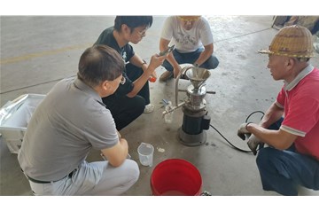 青島某大學(xué)教授帶領(lǐng)學(xué)院來我公司試用設(shè)備